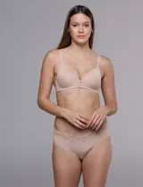 Panty tipo brief color malva, confeccionada en microfibra ultrasuave con detalle de encaje en la cintura y elásticos planos.