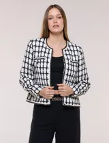 Chaqueta corta de tweed con estampado a cuadros en blanco y negro, escote redondo sin solapa y diseño abierto en el frente. Cuenta con ribetes trenzados en contraste, bolsillos falsos en el pecho y mangas largas.