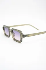 Lentes de sol con armazón rectangular de acetato color ocre translúcido y cristales degradados en tono violeta.