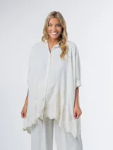 Maxi camisa color blanco de lino bordado con manga abullonada y calce amplio.