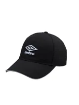 Gorro con visera Umbro, color negro con el logo y el nombre de la marca bordados en blanco en el frente.