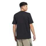 Remera Adidas Graphic Showboat de color negro, con cuello redondo y mangas cortas. Presenta un estampado gráfico fotorrealista en el centro del pecho que muestra una mano haciendo girar un balón de básquetbol.