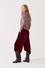 Pantalón de tiro medio-alto confeccionado en terciopelo color bordó, con diseño de piernas anchas y cintura elástica.