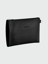 Pochette Longchamp modelo Le Foulonné, color negro, confeccionada en cuero granulado con cierre de cremallera y detalles metálicos plateados.