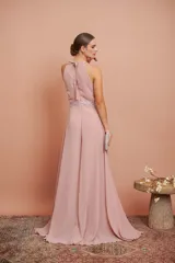 Enterito largo rosado con cuello halter, diseño drapeado en la parte superior y detalles de lentejuelas.