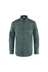 Camisa de manga larga Fjällräven modelo Singi Trekking LS M, color gris oscuro, con dos bolsillos de parche en el pecho con botón y logo de la marca bordado en rojo.