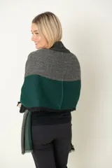 Pashmina italiana en lana y viscosa con diseño a rayas en tonos púrpura, gris y beige. Terminación en flecos.