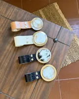 Cinto de ecocuero con hebilla redonda de alpaca y nácar.