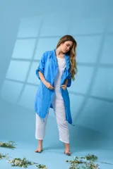 Campera larga de lino en color azul vibrante, con diseño abierto, mangas largas con detalle de ajuste mediante botón y bolsillos frontales discretos.