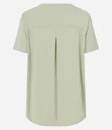 Remera deportiva de manga corta y cuello redondo, confeccionada en poliamida con elastano, de color rosado y diseño liso.