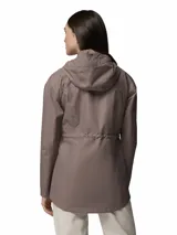Campera impermeable Columbia modelo Hikebound II, color marrón topo, con tecnología Omni-Tech, capucha ajustable, cierre frontal con solapa, cintura ajustable con cordón y bolsillos laterales con cierre.