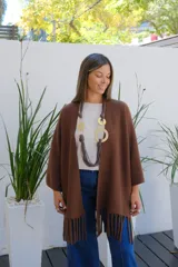 Saco abierto de color chocolate, con mangas tres cuartos y detalle de flecos en el ruedo inferior.