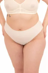 Bombacha básica de tiro alto color crudo, confeccionada con fibra LYCRA® de tacto suave y efecto segunda piel sin costuras visibles.