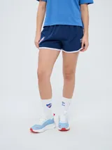Short de entrenamiento azul marino para mujer, perteneciente al Club Nacional de Football, con detalles en contraste blanco en los bordes y el escudo del club bordado en la pierna derecha.