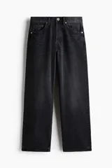 Jean de corte holgado confeccionado en denim de algodón rígido, con diseño de cinco bolsillos, tiro caído y pierna amplia redondeada.