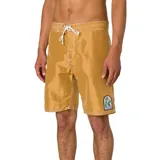 Short de baño tipo boardshort color mostaza con costuras contrastantes en blanco, cordón de ajuste blanco y un parche decorativo en la pierna izquierda.