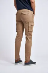 Pantalón cargo de corte slim, color verde militar, con bolsillos laterales tipo cargo y cierre frontal. Confeccionado en algodón.