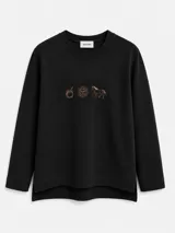 Buzo de cuello redondo y manga larga, confeccionado en tejido de algodón. Presenta un diseño minimalista en color negro con bordados frontales que incluyen un mate, un sol y un caballo. Posee un corte recto con un dobladillo ligeramente más largo en la parte posterior.