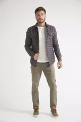 Sobrecamisa de viyela para hombre con estampado de cuadros en rojo y negro. Presenta cierre frontal con botones, bolsillos en el pecho con solapa y botón, y un interior capitoneado para mayor abrigo. Cuenta con un logo en grifa de cuero.