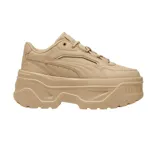 Championes Puma modelo Karmen X-tra, color beige, con diseño de plataforma alta y suela dentada. Presentan una silueta robusta con detalles de costuras y el logo de la marca en el lateral y el talón.