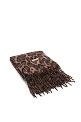 Bufanda de tejido suave con estampado animal print en tonos marrones y negros, con terminación de flecos en los extremos y etiqueta de marca cosida.