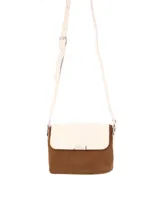 Bandolera Terrano de diseño bicolor, combinando una solapa en color crema con el cuerpo en color marrón. Presenta una correa larga ajustable, cierre con broche imán y detalle de placa metálica con el logo de la marca en la parte frontal.