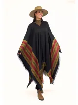 Poncho de tejido de punto en color negro, con diseño de franjas horizontales en tonos rojo y tostado en los bordes y terminaciones con flecos.