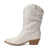Bota de caña media estilo tejano, confeccionada en cuero color blanco hueso. Presenta costuras decorativas en el empeine y en la caña, con un taco cuadrado de altura media y punta ligeramente afinada.