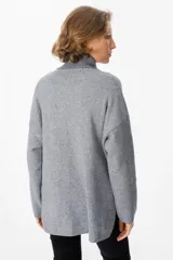 Sweater de punto con cuello polera, de corte holgado y mangas largas con puños acanalados.
