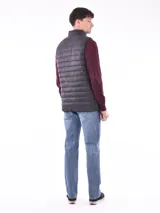 Chaleco acolchado color negro, con cierre frontal y cuello alto.