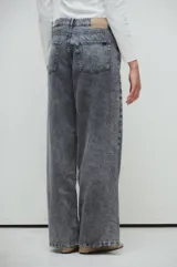 Pantalón de jean gris con efecto lavado, corte wide leg y tiro medio.