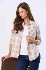 Camisa de viyela a cuadros con cuello camisero, cierre frontal con botones y bolsillo en el pecho. Presenta un diseño de manga larga con puños abotonados y textura suave.