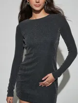 Vestido corto negro con brillo, de manga larga, cuello redondo y ajuste al cuerpo.