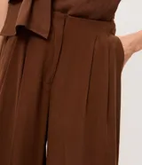 Pantalón recto color marrón de Marfinno, confeccionado en viscosa y poliéster, con cintura estructurada, pinzas delanteras y bolsillos.