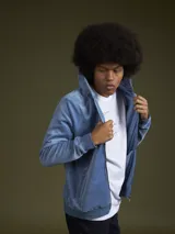 Buzo hoodie gris con capucha y cierre frontal.