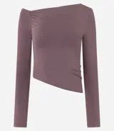 Blusa de manga larga confeccionada en microfibra, con diseño asimétrico en el escote y el bajo. Presenta un detalle drapeado en la sisa que aporta textura a la prenda.