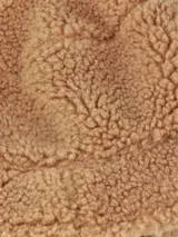 Sombrero piluso color marrón, con exterior de corderito, suave y cálido.