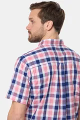 Camisa de hombre a cuadros en tonos azul, blanco y rosa, de manga corta y corte clásico. Confeccionada en algodón y con botones personalizados.