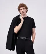 Polo de hombre de manga corta en color negro, confeccionada en tejido de algodón. Presenta un diseño minimalista con cuello mao y cierre frontal de botones.