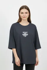 Remera negra de manga corta, cuello redondo y diseño holgado, con estampado frontal en color blanco con la inscripción "Race Vibes".