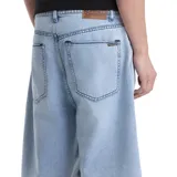 Bermuda de jean celeste de tiro bajo, con corte holgado, pernera larga y diseño de estilo relajado.