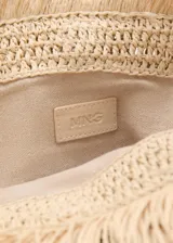 Bolso tipo sobre color tostado, elaborado en tejido de fibra natural con panel de flecos en la parte frontal. Cuenta con forro interior y diseño sin cierre.