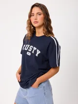 Remera blanca con estampado frontal de la marca Rusty y tiras laterales en las mangas, de ajuste holgado y 100% algodón.