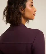 Campera deportiva Get Over de cuello alto, con cierre frontal por cremallera y bolsillos laterales. Confeccionada en tejido técnico de poliamida y elastano, ideal para actividades físicas.