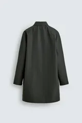 Gabardina impermeable de corte regular fit en color verde militar, con cuello solapa, manga larga con puño ajustable con botones a presión y bolsillos de vivo en la cadera. Cierre frontal con cremallera oculta por solapa con botones a presión.
