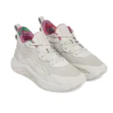 Championes de básquetbol Under Armour Curry 3Z7 en color beige, confeccionados con una combinación de gamuza y malla transpirable. Presentan un diseño de caña media con refuerzo interno en el mediopié, mediasuela UA Micro G para mayor respuesta y suela de goma con patrón de tracción anatómico. Incluyen detalles internos estampados en el cuello.