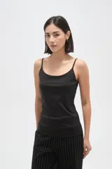 Musculosa de poliamida con breteles finos, corte al cuerpo y escote redondo.