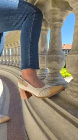 Zapatos de tacón ancho color blanco, con punta fina, hebilla lateral y tacón efecto madera.