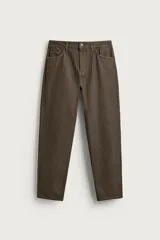 Pantalón regular fit de color marrón, confeccionado en tejido ligero de algodón, con diseño de cinco bolsillos y cierre frontal con cremallera y botón.