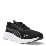 Championes Puma modelo Flex Focus Lite Modern, color negro con detalles en tono cobre. Presentan una suela blanca de espuma Pumalite ultraligera, parte superior de malla transpirable y plantilla SoftFoam+ para mayor amortiguación.